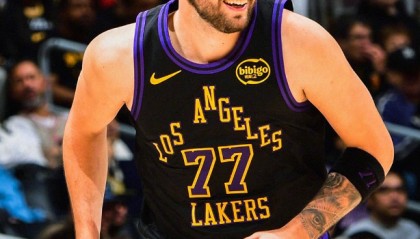 星空体育登录入口-詹姆斯造NBA神迹！东契奇42+5+12完胜哈登，湖人轻取骑士18战16胜